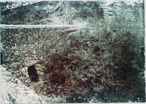 桑柄橋の上　石詰みの道路