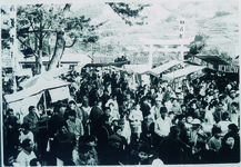 八幡神社福餅投げ