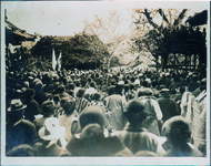 寺か神社に人の群れ　鐘鋳