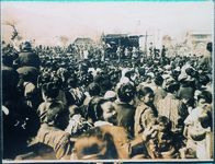 寺か神社に人の群れ　鐘鋳