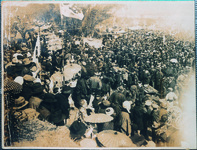 寺か神社に人の群れ　鐘鋳