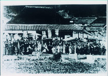 旧家に集まった人々