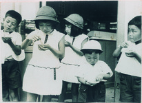 脇町の阿波踊り見物に　アイスを食べる子供たち