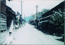 高松街道　拝西　現農協あたり（「１９５５のびゆく江原町」スライドより）