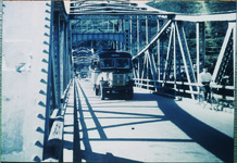 穴吹橋を行く国鉄バス（「脇町の姿」スライドより）