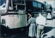 穴吹駅前の国鉄バス（「脇町の姿」スライドより