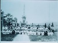 国防婦人会と軍人分会の一部による２６００年記念植樹後の記念撮影