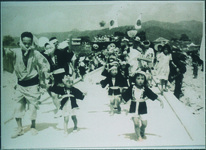 善入寺島へ渡る大野島橋（潜水橋）粟島連の初踊り（島内出身者からなる連）
