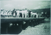 善入寺島へ渡る大野島橋（潜水橋）開通式後通り初めをする県町関係者