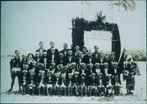 善入寺島へ渡る大野島橋（潜水橋）粟島連記念撮影　