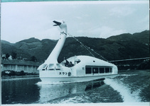 池田ダム湖の遊覧船スワン号