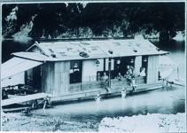 平田舟を改造した屋形船