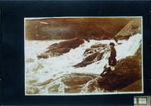 川原にたたずむ子供