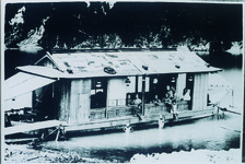 平田舟を改造した屋形船