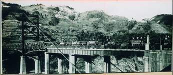 鉄橋を渡るトラック