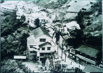 東祖谷の中心地京上部落　中央の建物は役場庁舎