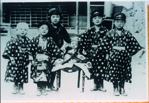 山城・河内小で兄妹の記念撮影