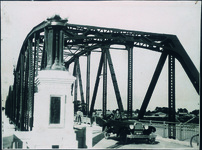 架橋となった那賀川橋と自動車