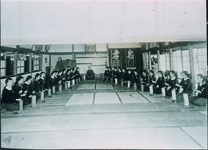 当時の４年１組生花の授業（富岡高女）