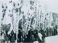 ああ人の波旗の波