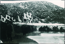 船で出征兵士を送る