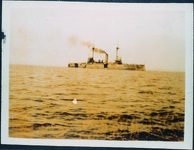 小松島沖の軍艦