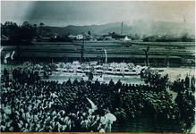 「戦時、お国のために命を散らした方々の合同村葬が平島小学校校庭で行われた。