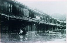ジェーン台風で浸水した町　昭和７年改修以来も田畑は時々浸水せしも町筋の人家床上浸水は初めてである