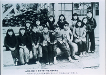 新制沢谷中学校１年生（校舎が不足したため「朝鮮小屋」と呼ばれていた別棟の小屋で授業が行われた）