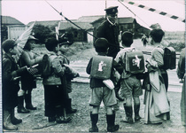阿波中島駅の踏切で　踏切番と小学生