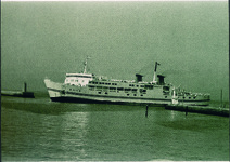 入港する小松島フェリー