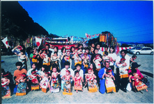 港柱祭　赤ちゃん土俵入りに集まった親子