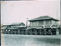 阿南自動車前に勢揃いの乗合自動車　正月の記念撮影