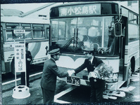 小松島線代替バス乗務員に花束を贈る小松島駅長