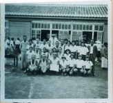 学校での活動？賞状と楯と共に記念写真