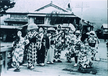 千歳橋上の阿波おどり