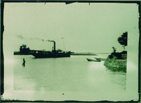 小松島神田瀬川口の汽船　汽船と波止場