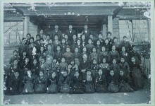 富岡高等小学校卒業女性と同列写影す時に第壱生也　吹田豊