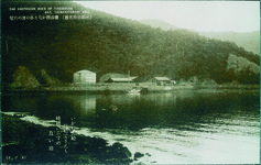 磯波静かなる谷の浦の岩壁