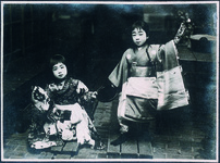 踊る姉妹