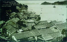 鏡のごとき椿泊を隔てて秋葉山より賀立遠望