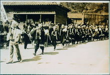 全町運動会の仮装行列　新野小学校にて