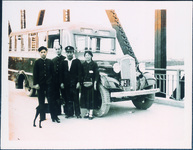 那賀川橋上の乗合自動車