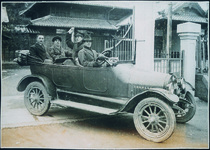 乗用車と記念写真