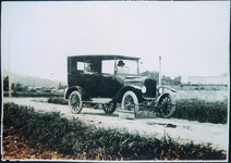 乗用車と記念写真