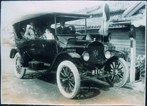 乗用車に子供を乗せて