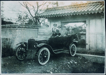 乗用車と記念写真