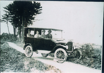 乗用車と記念写真