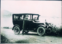 乗用車と記念写真