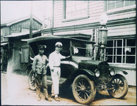 阿南自動車　ガソリンポンプが見える